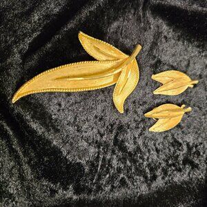 Vintage BSK Signed Gold toned leaf large pin and Clip On Earrings